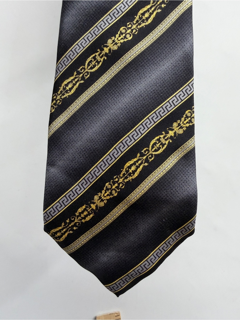 vintage Versace men’s tie black gold chain pattern silk